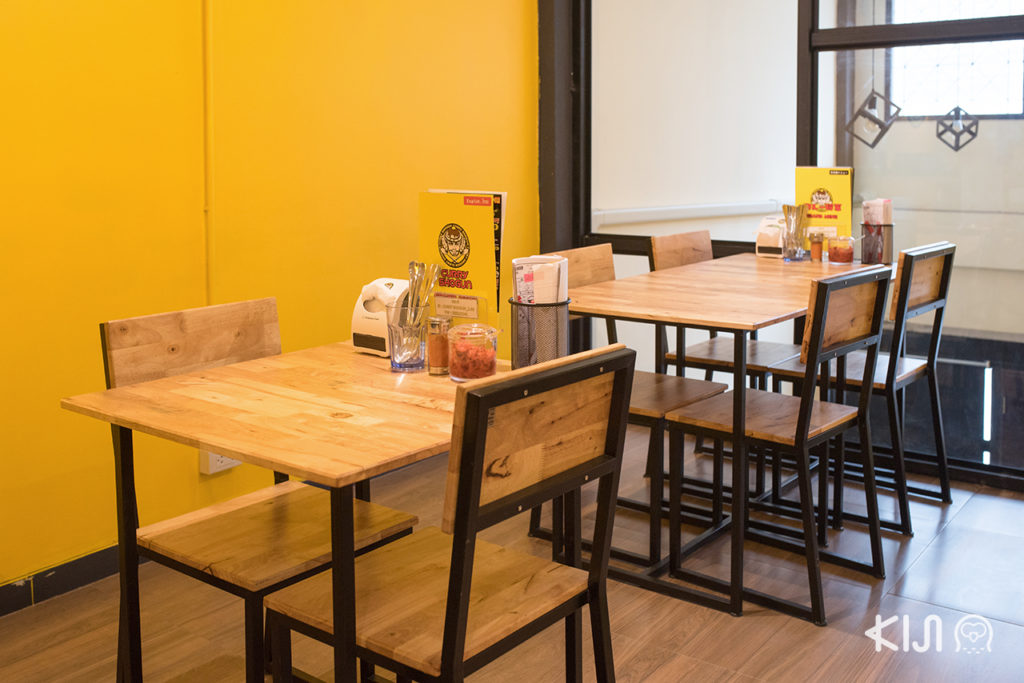 โต๊ะรับรองลูกค้าของ Curry Shogun ที่สามารถจุลูกค้าได้ระหว่าง 2-4 คน