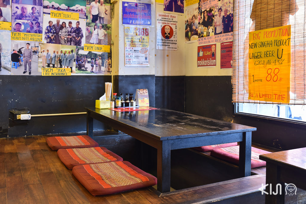 ภายในร้าน Sendai Ramen Mokkori มีที่นั่งทั้งแบบหย่อนขาสไตล์ญี่ปุ่น และโต๊ะธรรมดา