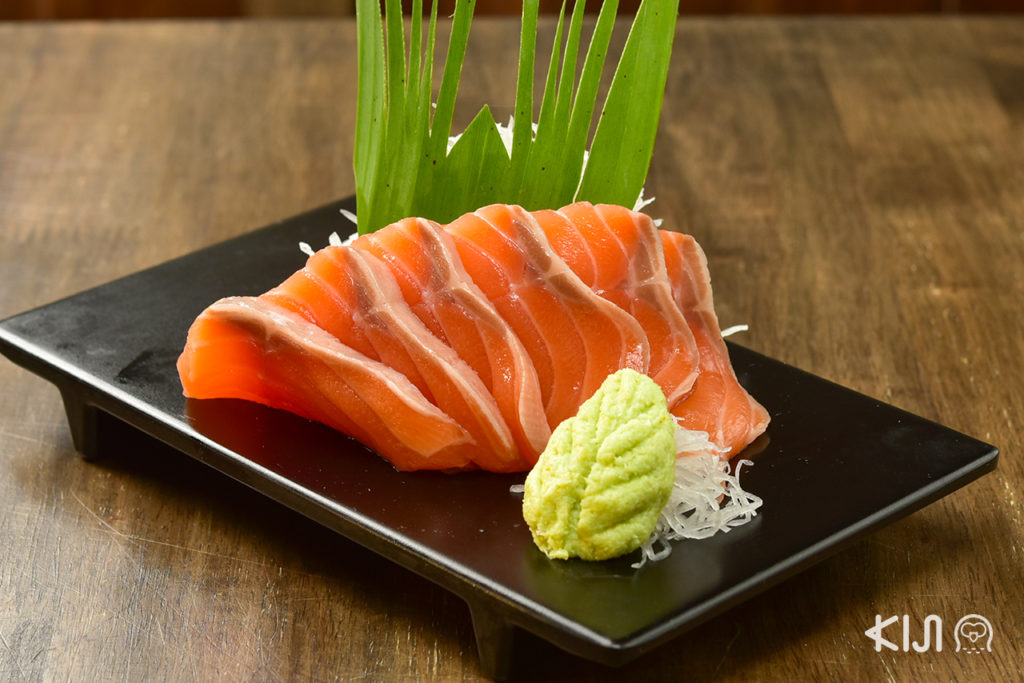 Salmon Sashimi (135 บาท) เมนูของร้านคัตสึโอะ อิซากายะ