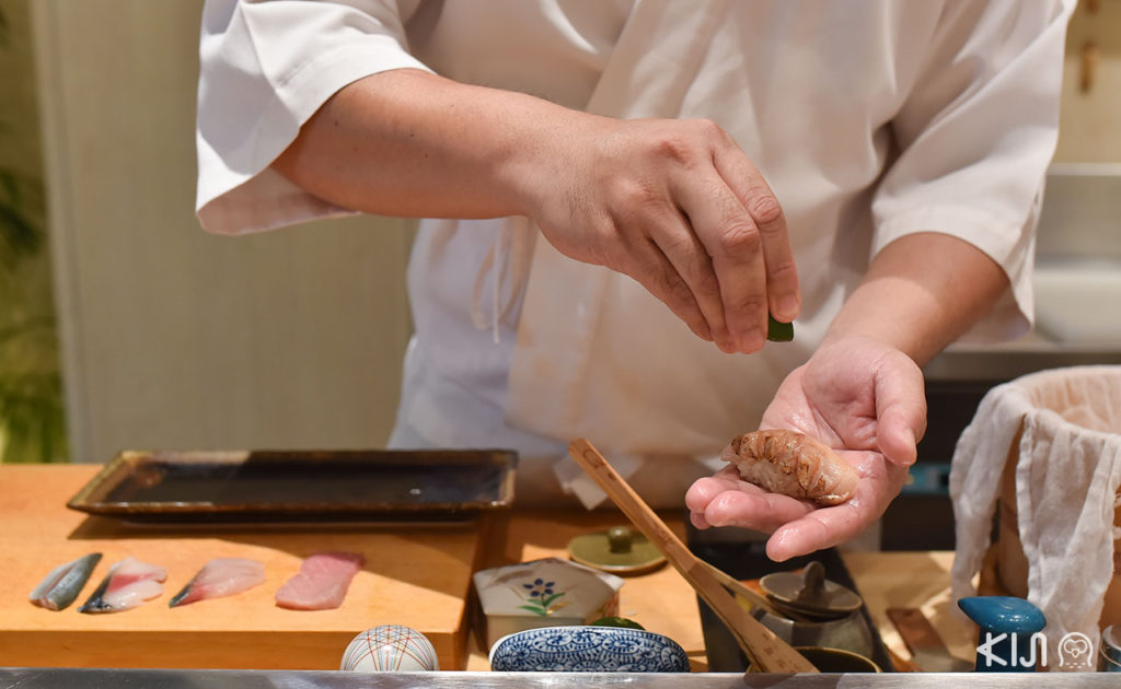 The Older Chef สำหรับปลาโนโดกุโระเชฟจะบีบมะนาวก่อนเสิร์ฟให้กับลูกค้า