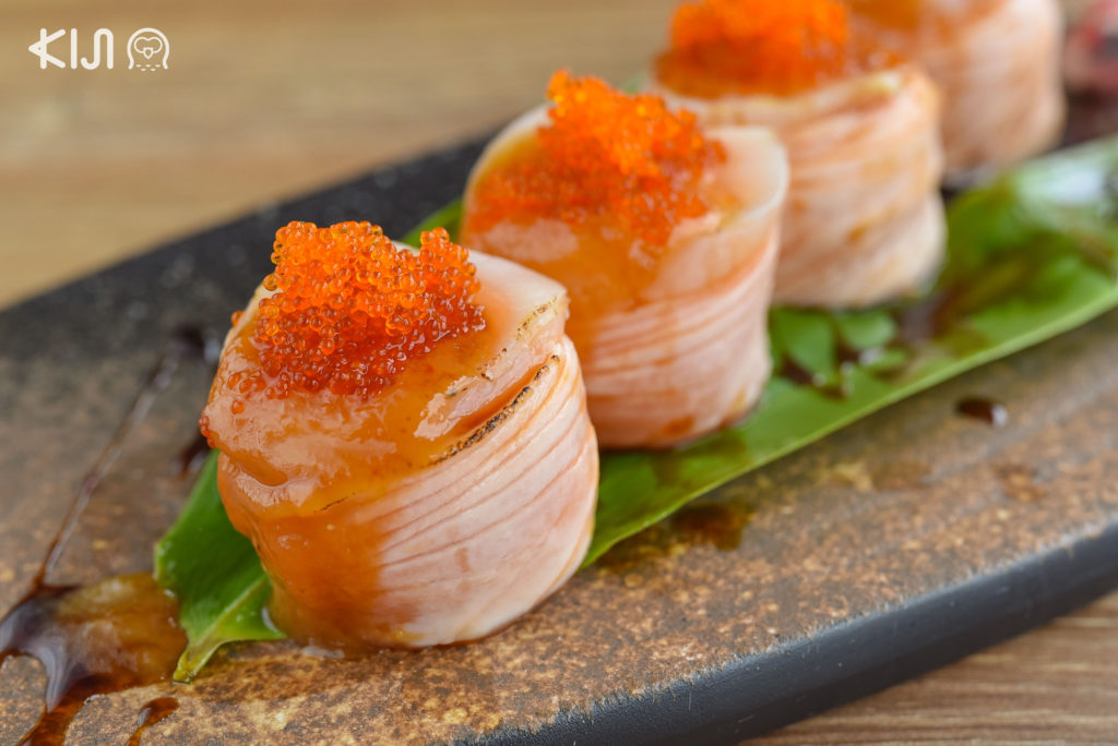 Blue Fin Sushi - Hotate Salmon Roll (380 บาท)
