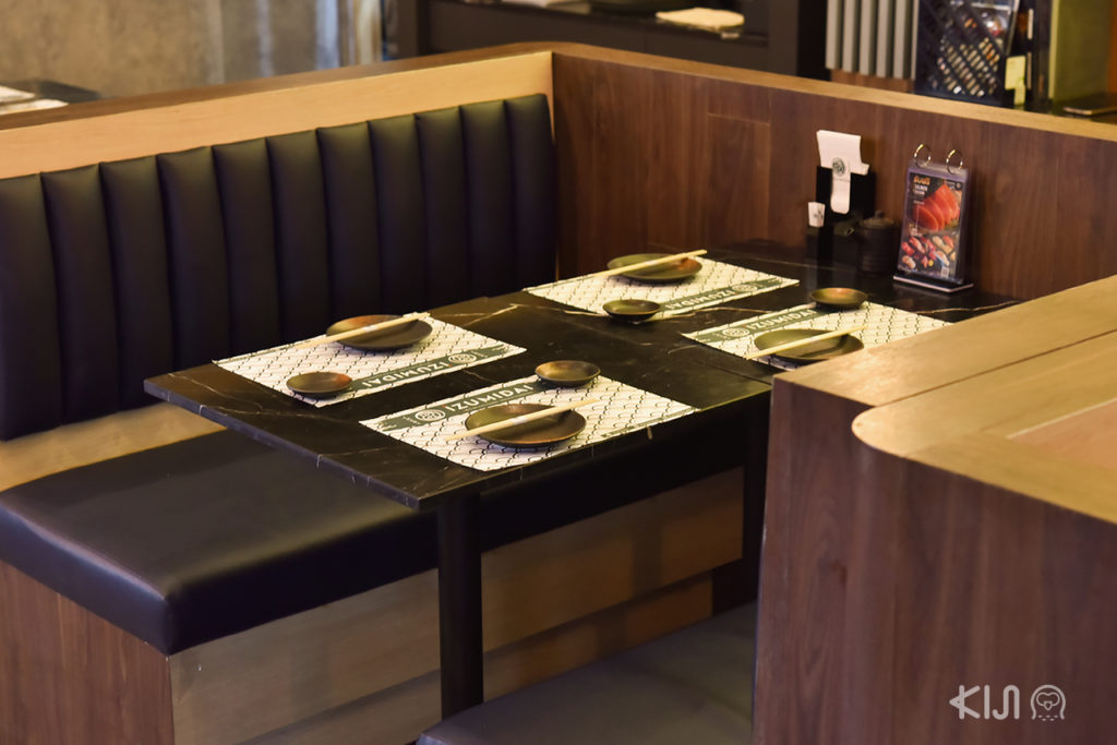 โต๊ะรับประทานอาหารภายในร้านอิซุมิได