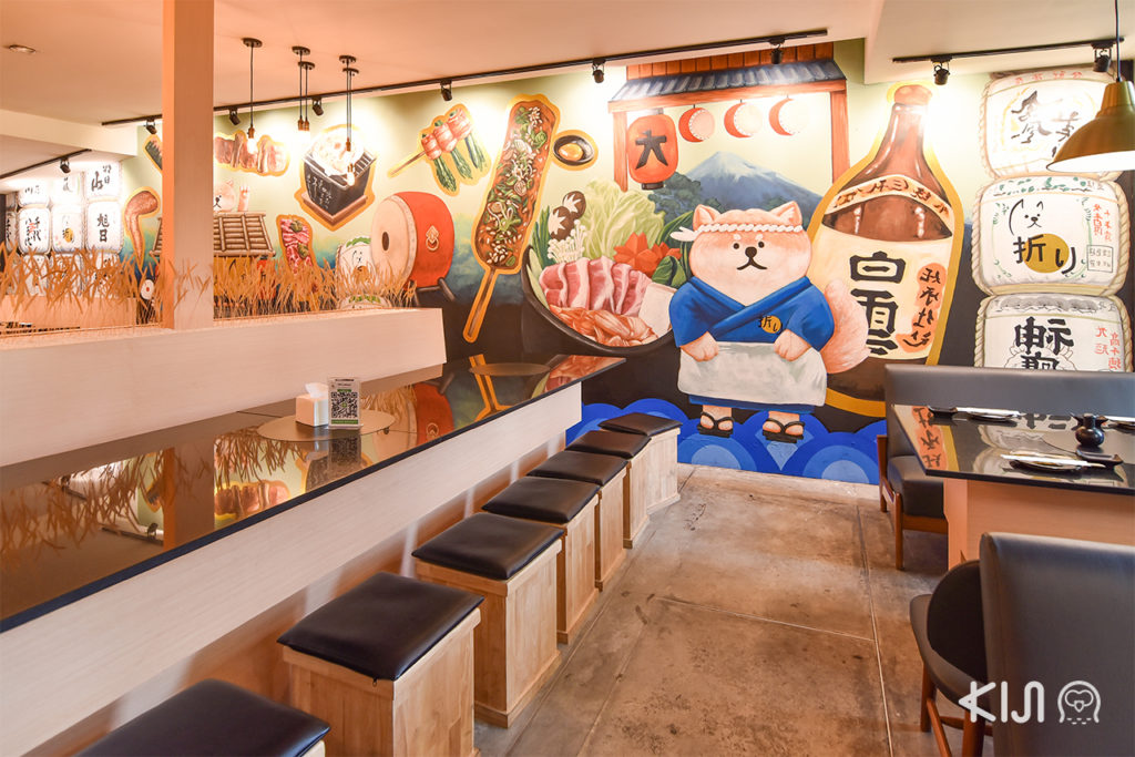 ภายในร้าน Ori Izakaya & Sushi Bar ถูกตกแต่งด้วยรูปวาดลายหมาชิบะ
