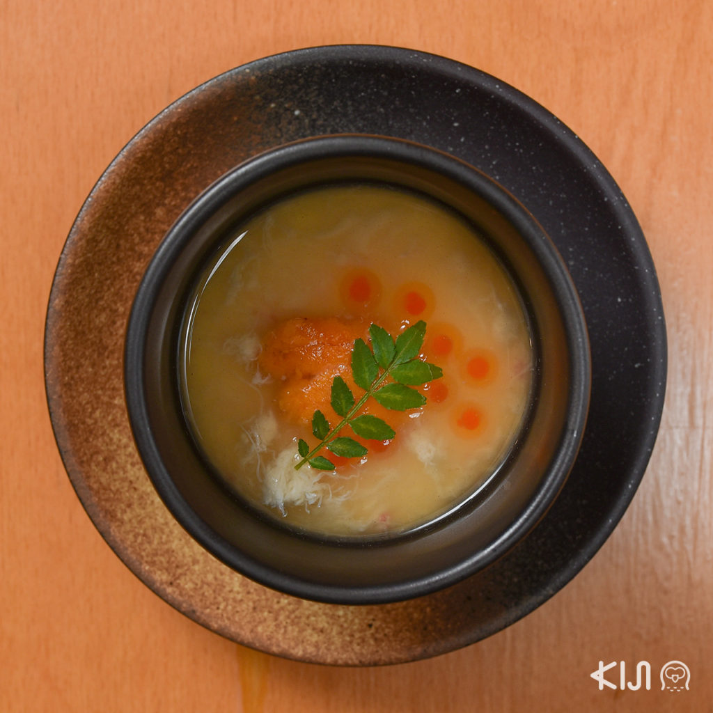 Chawan Kani Mushi ไข่ตุ๋นเนื้อเนียนเสิร์ฟอุ่นท็อปด้วยเนื้อปูซูไว อิคุระ และบาฟุนอุนิ ของร้าน Koko Japanese Restaurant 