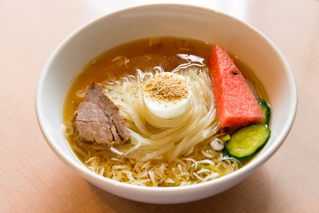 โมริโอกะเรเมน บะหมี่เย็นที่ไม่เหมือนใครตรงที่ใส่แตงโมลงไปในชามด้วย