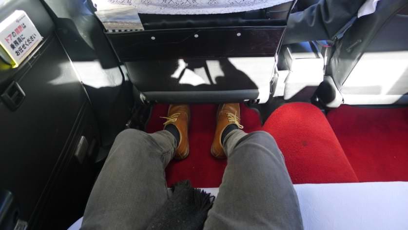 Toyota Crown รุ่นเก่า แม้สภาพจะไม่พรีเมียมเท่า แต่สะอาดและกว้างขวางพอสบายแน่นอน