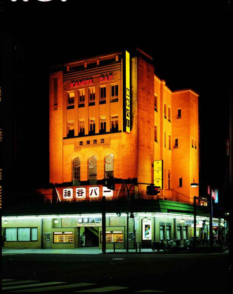 คะมิยะ บาร์ (Kamiya Bar) บาร์แห่งแรกของญี่ปุ่น มีเครื่องดื่มขึ้นชื่อคือเหล้าแก้วเล็กๆ ที่เรียกว่า “เด็งกิ บรัน (Denki Bran)”