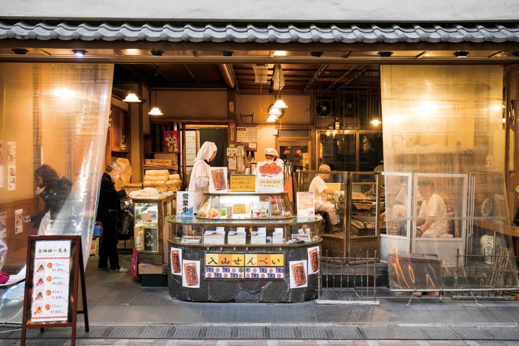 หน้าร้านขายเซ็มเบ (Senbei) ในย่านอาซากุสะ (Asakusa) ที่ทำการเปิดขายมานานถึง 100 ปี