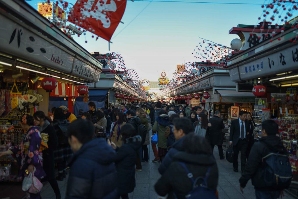 ร้านรวงต่างๆ ตรงทางเข้าวัดเซ็นโซจิ (Sensoji)