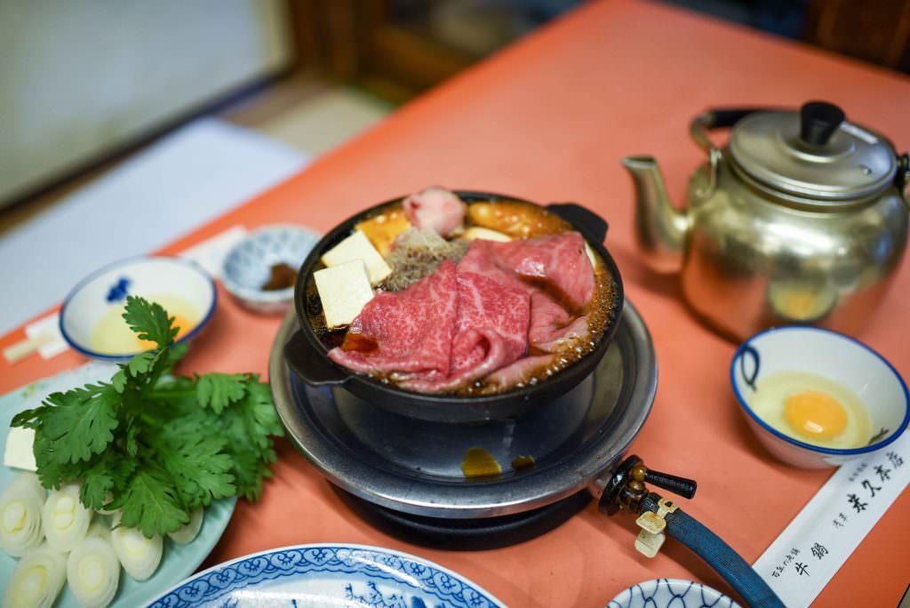 นาเบะเนื้อ (Gyunabe) จากร้านโยะเนะคิว (Yonekyu) ในย่านอาซากุสะ (Asakusa)