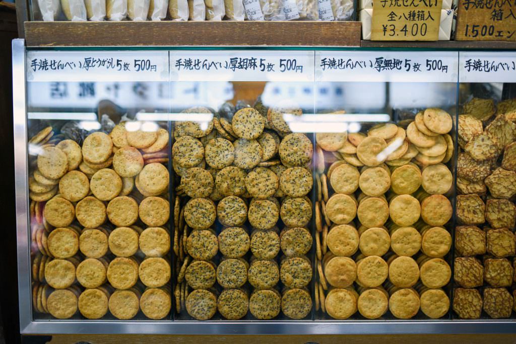 เซมเบ้ คละหลายรสชาติของร้านในย่านอาซากุสะ (Asakusa)