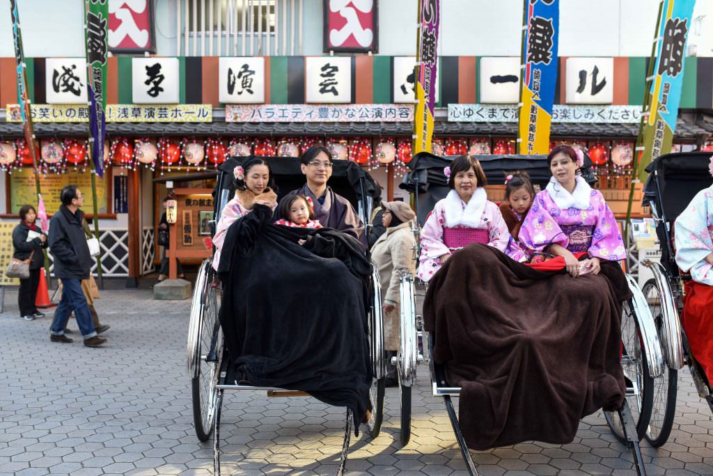 คนญี่ปุ่นแต่งชุดกิโมโนกันทั้งครอบครัว ที่วัดเซ็นโซจิ ในย่านอาซากุสะ (Asakusa)