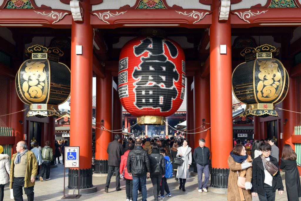 โคมไฟสีแดงใบใหญ่ยักษ์ ที่วัดเซ็นโซจิ (Sensoji)