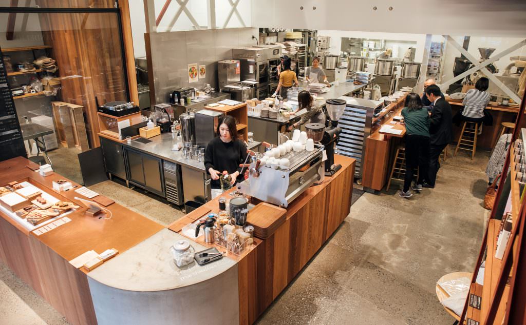 บรรยากาศภายในร้าน Dandelion Chocolate ในย่านคุระมะเอะ (Kuramae)