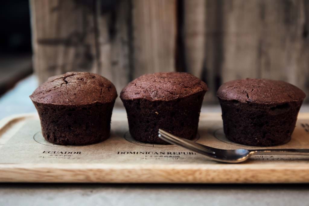 ร้าน Dandelion Chocolate Brownie Bite Flight บราวนี่ 3 ชิ้น ทำจาก Single Origin Chocolate 3 แบบ ที่ให้รสสัมผัสแตกต่างกัน เพิ่มความสนุกสนานระหว่างชิม ราคา 630 เยน