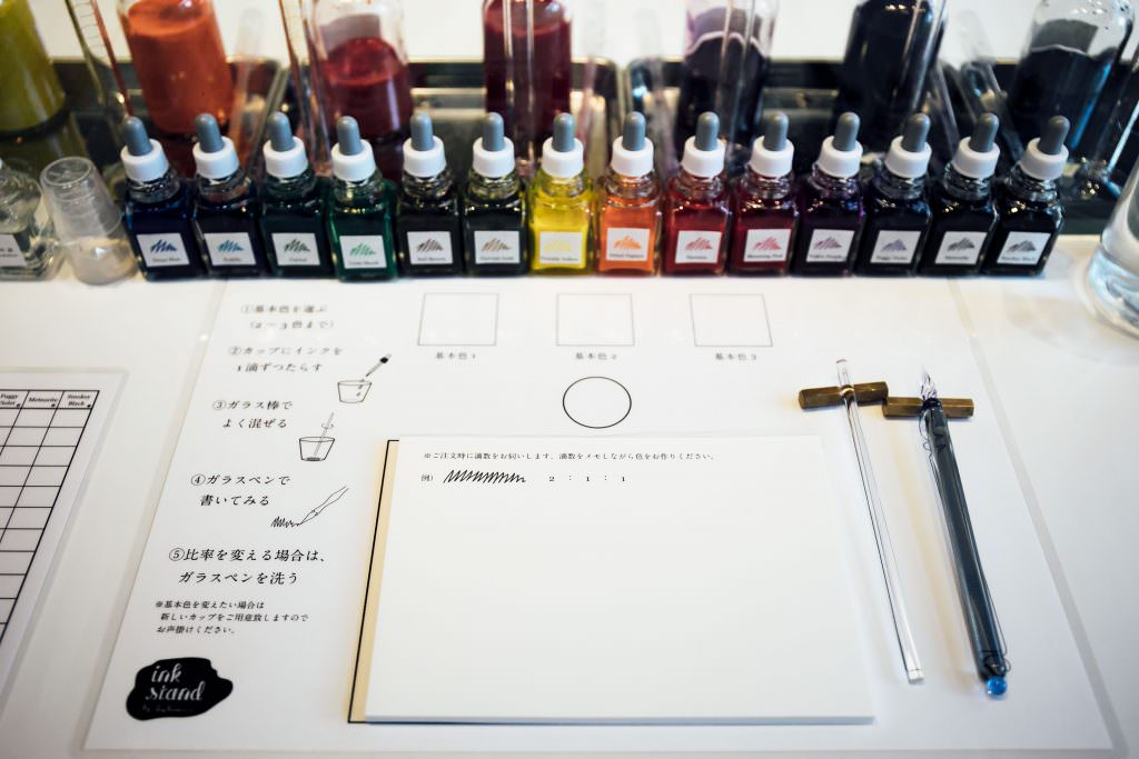 ร้านคะกิโมะริ (Kakimori) มีสีหมึกปากกามากมายให้เลือกลองกัน