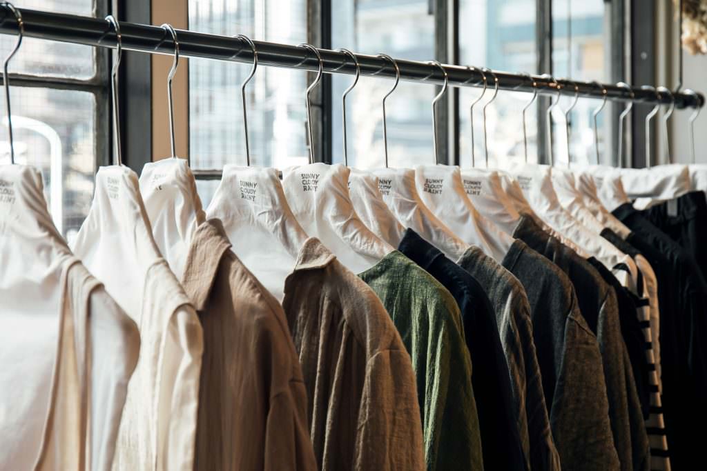 เสื้อผ้าที่สามารถใส่ได้เรื่อยๆ ไม่มีเอาท์จากร้าน SUNNY CLOUDY RAINY ในย่านคุระมะเอะ (Kuramae)