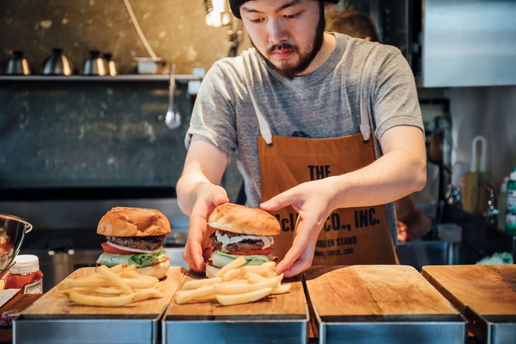 Mclean ร้านเบอร์เกอร์อยู่หัวมุมถนนตรงสี่แยก ใกล้กับสะพานอุมะยะ (Umaya) ในย่านคุระมะเอะ (Kuramae)