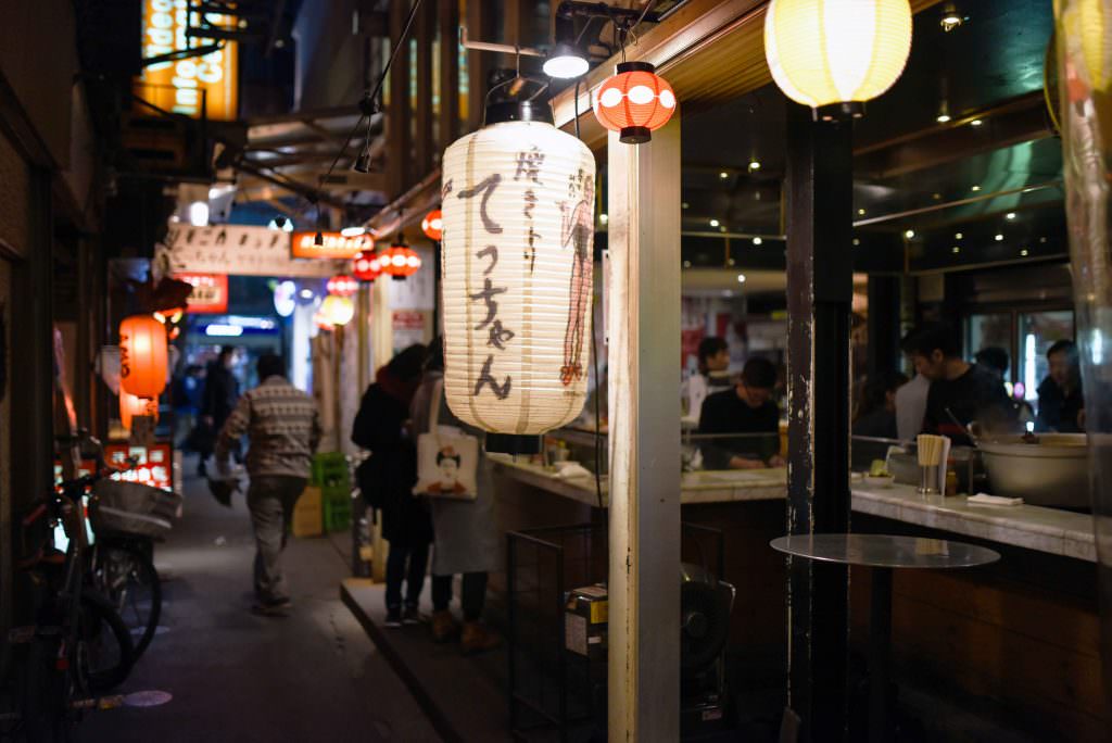 จุดสังเกตร้านเท็ดจัง (Techan) อีกอย่างหนึ่งคือโคมไฟที่แขวนไวด้านหน้าร้าน