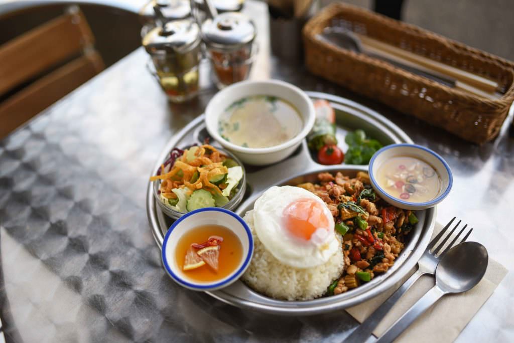 เซ็ทข้าวกะเพราไก่ไข่ดาว ของร้าน PEPA CAFE FOREST ร้านอาหารไทยในย่าน คิชิโจจิ (Kichijoji)