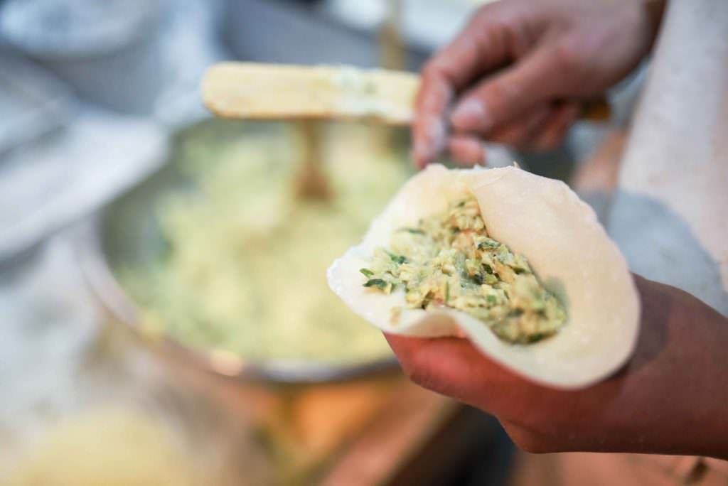 เกี๊ยวซ่าชิ้นยักษ์ของร้านอิชิเอ็ง (Ichien) ในย่าน คิชิโจจิ (Kichijoji)