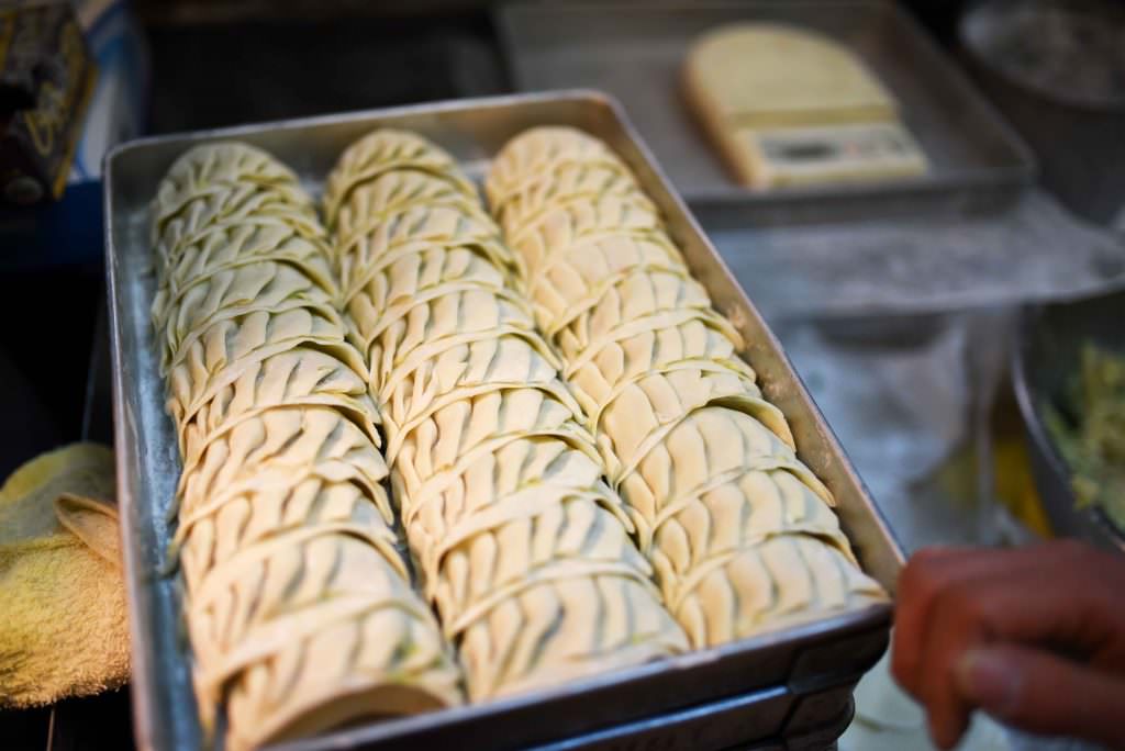 เกี๊ยวซ่าที่เพิ่งทําเสร็จสดใหม่ จากร้านอิชิเอ็ง (Ichien)