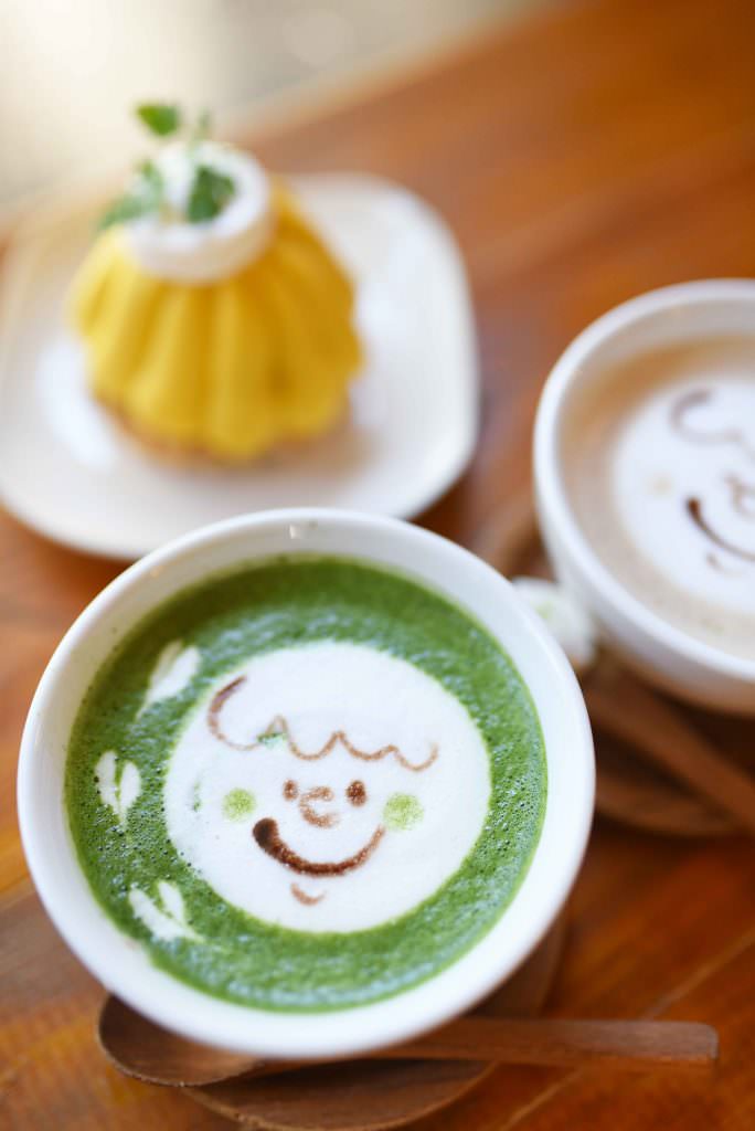 มัทฉะลาเต้ร้อนมาพร้อมกับลาเต้อาร์ทลายน่ารักๆ ของร้าน HATTIFNATT