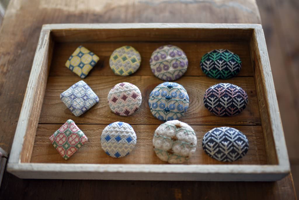 ร้าน SALVIA : เข็มกลัดผ้า ปักลายด้วยแพตเทิร์นที่ผสมผสานทั้งความเป็นญี่ปุ่นและสแกนดิเนเวียเข้าไว้ด้วยกัน ราคาเริ่มต้นที่ 2,000 เยน