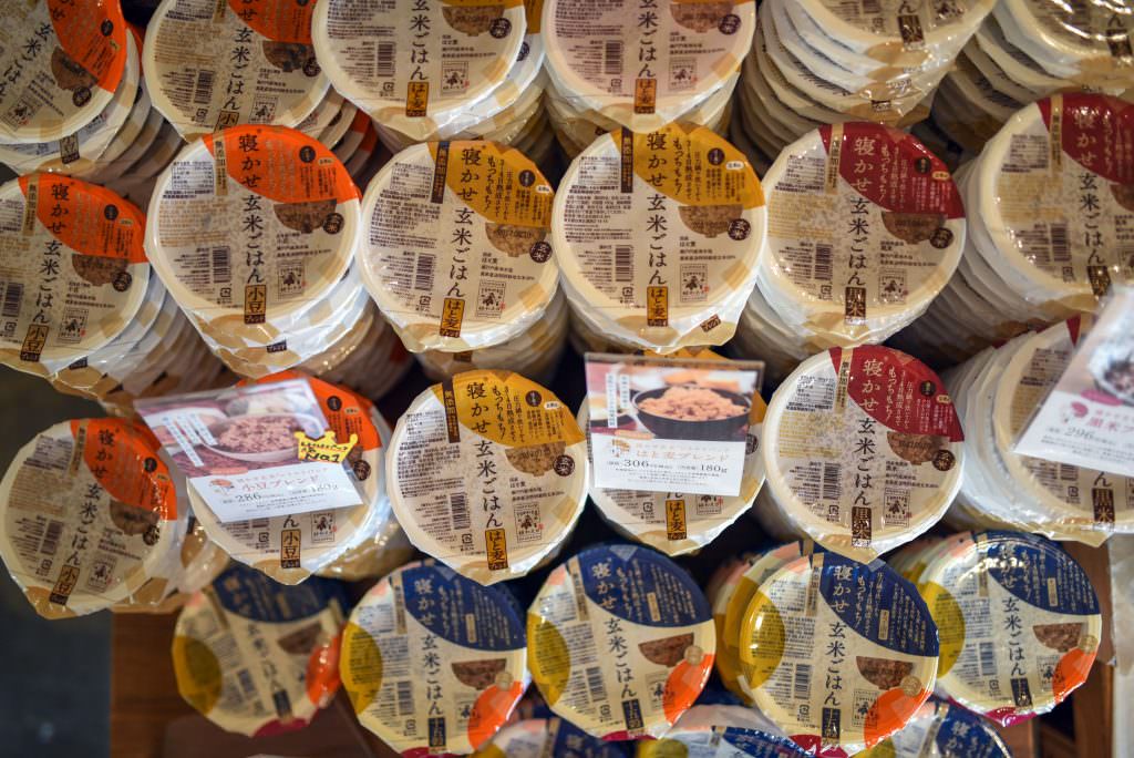 ที่ร้าน Yuwaeru มีขายข้าวกล้องปรุงสำเร็จพร้อมรับประทาน ผสมธัญพืชหลายชนิดที่มีให้เลือกถึง 4 สูตร