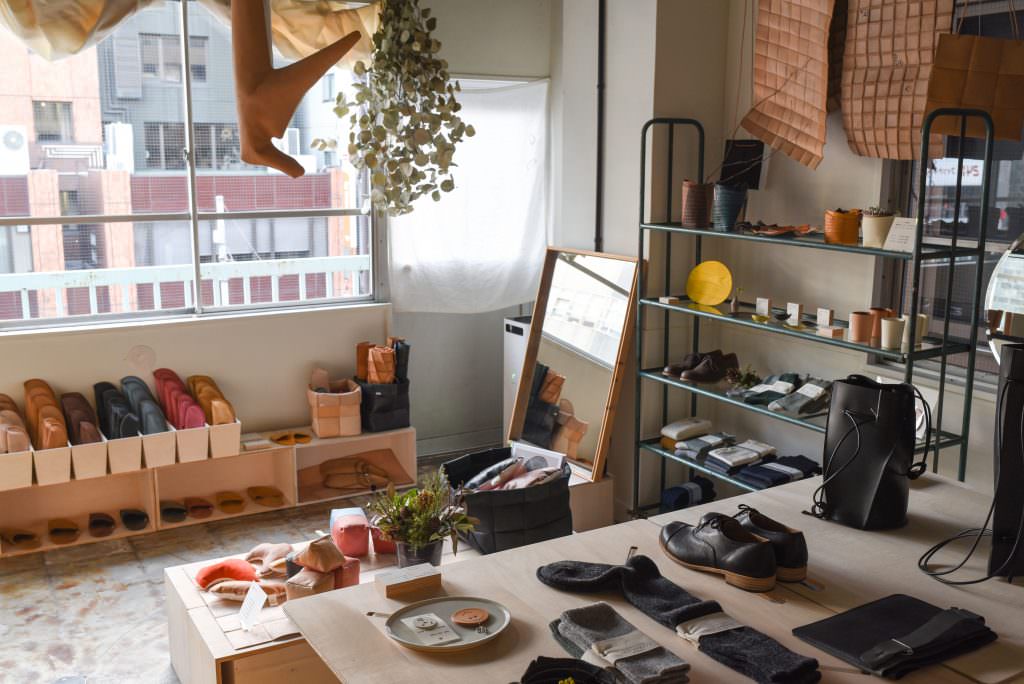 บรรยากาศภายในของร้าน TOE TO KNEE ในย่านคุระมะเอะ (Kuramae)