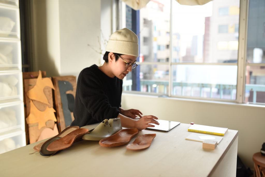 เจ้าของร้าน TOE TO KNEE ผู้มีความเชี่ยวชาญในการออกแบบรองเท้าให้เหมาะสมแต่ละบุคคล