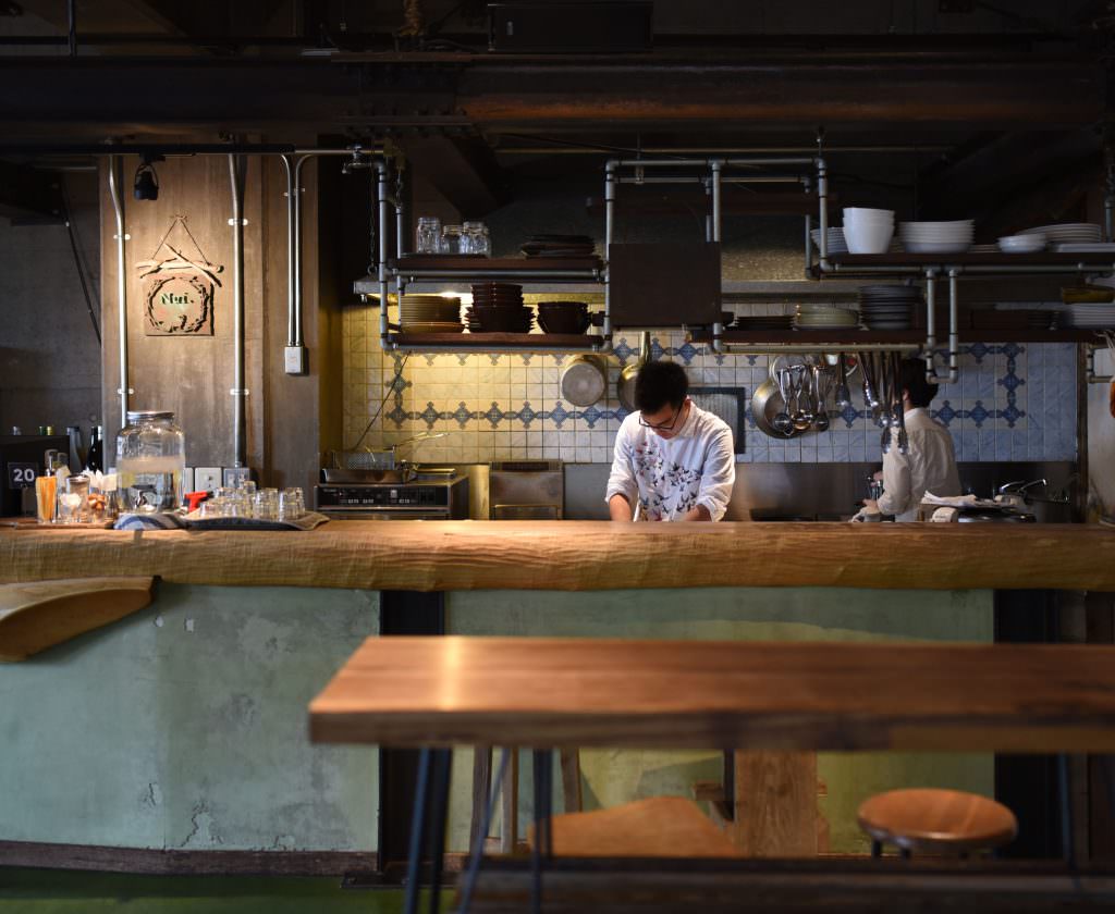 โซนคาเฟ่และบาร์ของโฮสเทล Nui. Hostel & Bar Lounge ในย่านคุระมะเอะ (Kuramae)