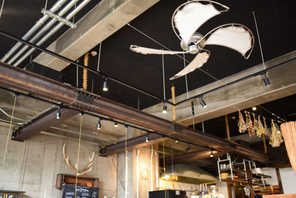 การตกแต่งในโซนคาเฟ่และบาร์ของโฮสเทล Nui. Hostel & Bar Lounge