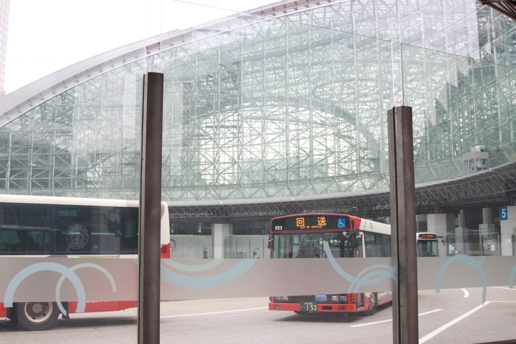 โครงสร้างที่ดูทันสมัยของสถานีรถไฟ Kanazawa Station