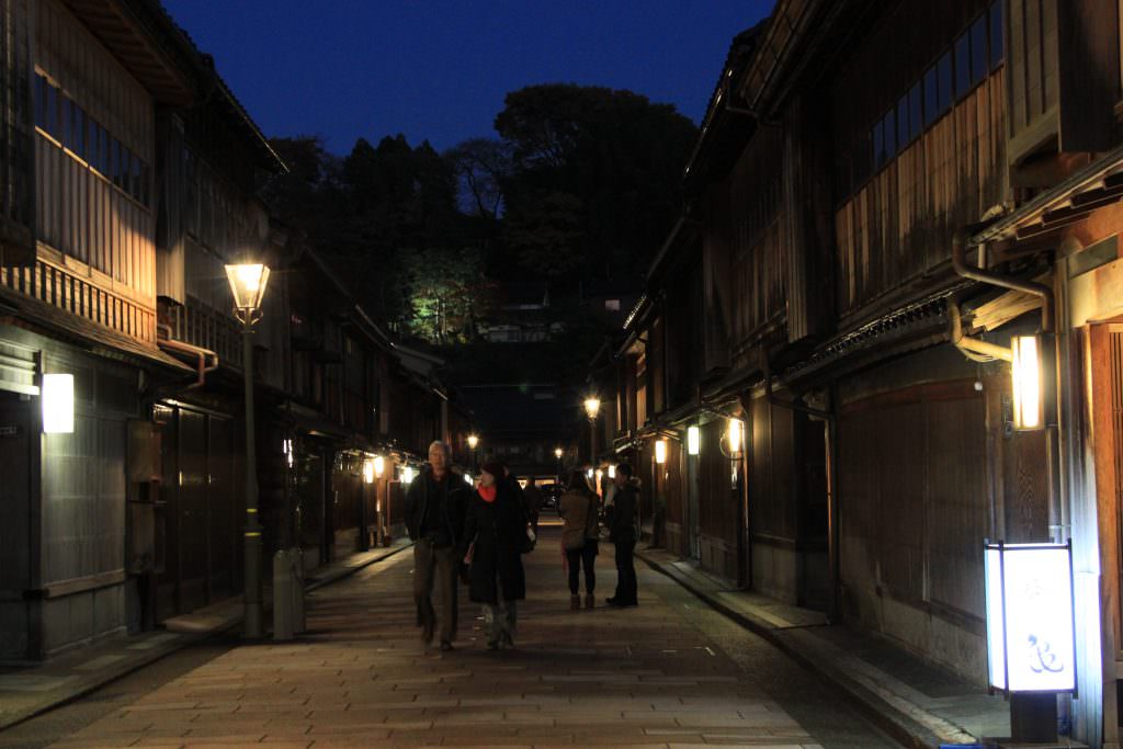 ย่านเมืองเก่า Higashi Chaya District ในช่วงเวลากลางคืน