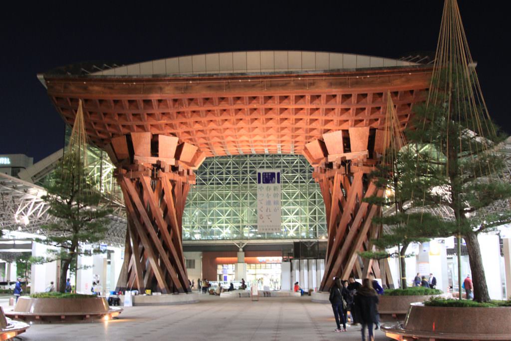 ประตูไม้ Tsuzumi-mon” ลักษณะคล้ายเสาโทริอิขนาดยักษ์ ตั้งอยู่ด้านหน้าสถานี Kanazawa