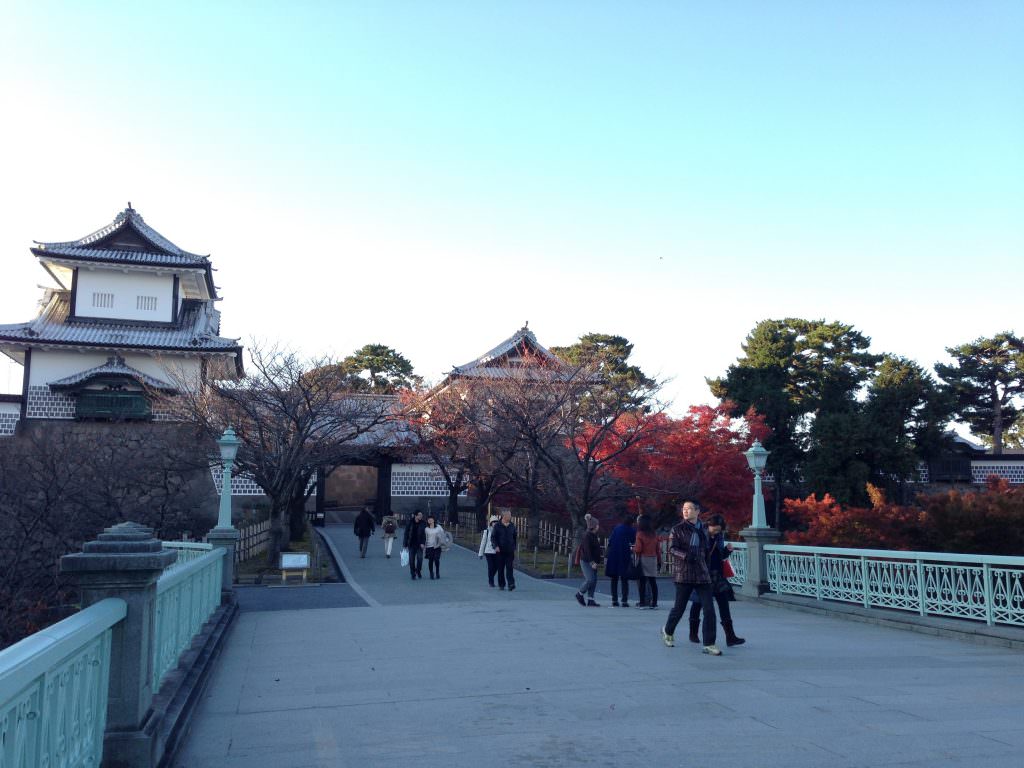 เดินแค่ 1 นาทีจากสวน Kenrokuen ก็มาถึงปราสาทคานาซาว่า (Kanazawa Castle)