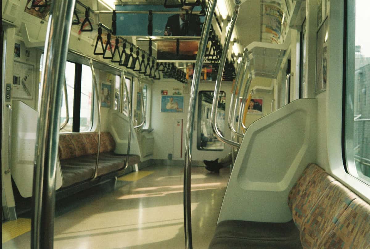 บรรยากาศภายในรถไฟ JR สาย Chuo Line (Rapid) ขณะกำลังเดินทางไปยังภูเขามิตะเกะ