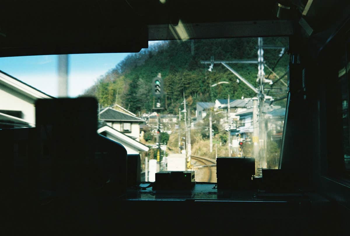 นั่งรถไฟจากสถานีมิตาเกะไปยังสถานีชินจูกุ