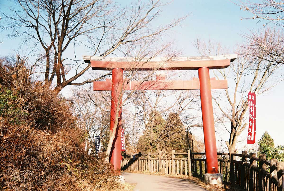 เสาโทริอิสี ที่ภูเขามิตาเกะ