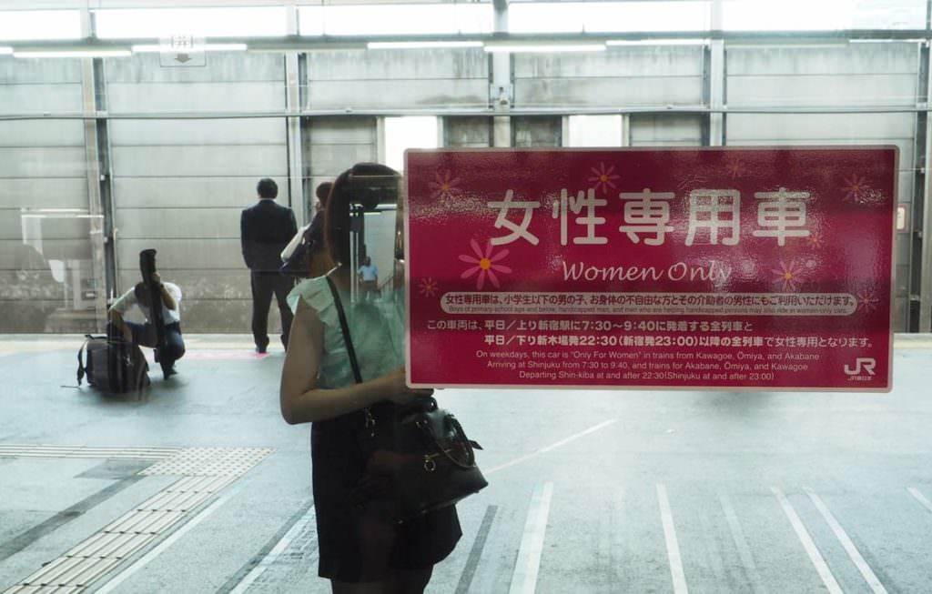 ป้าย Woman Only ตู้รถไฟนี้ผู้หญิงขึ้นได้เท่านั้น