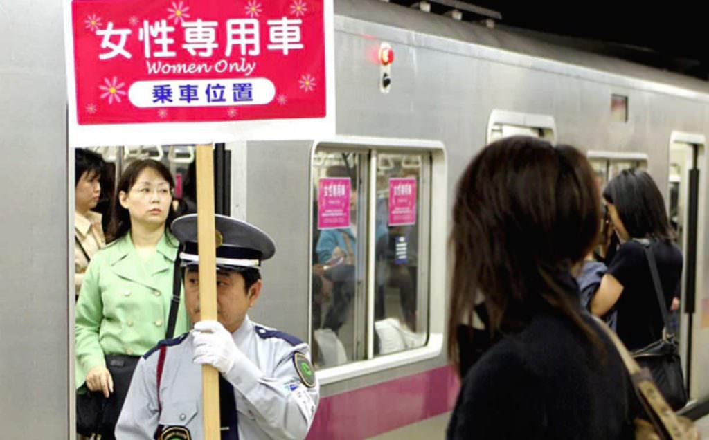 ช่วงเวลา 7.00-9.00 น. จะมีเจ้าหน้าที่มาถือป้าย Woman Only ตู้รถไฟนี้ผู้หญิงขึ้นได้เท่านั้น