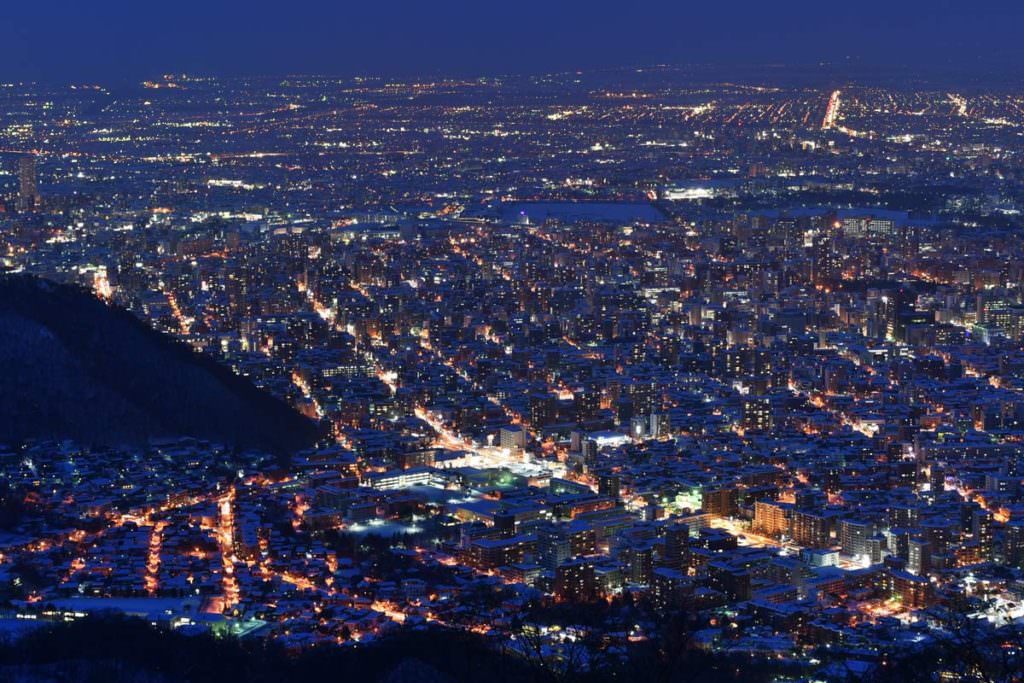 วิวยามค่ำคืนจากภูเขาโมะอิวะ