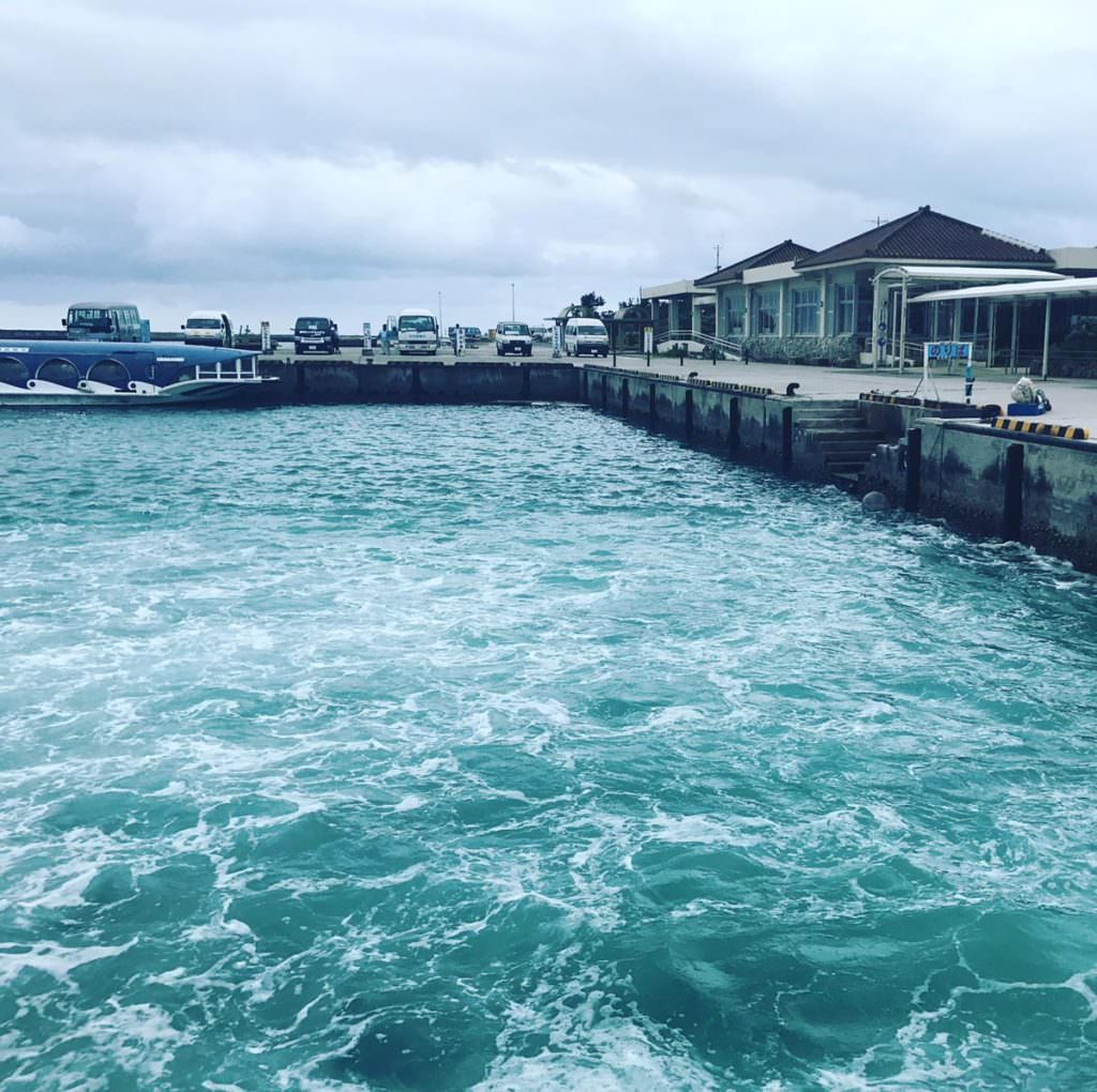 cรถตู้ของร้านเช่าจักรยานที่เกาะทะเกะโตะมิ (Taketomi Island) ซึ่งจะพาเราไปร้านเช่านั่นเอง