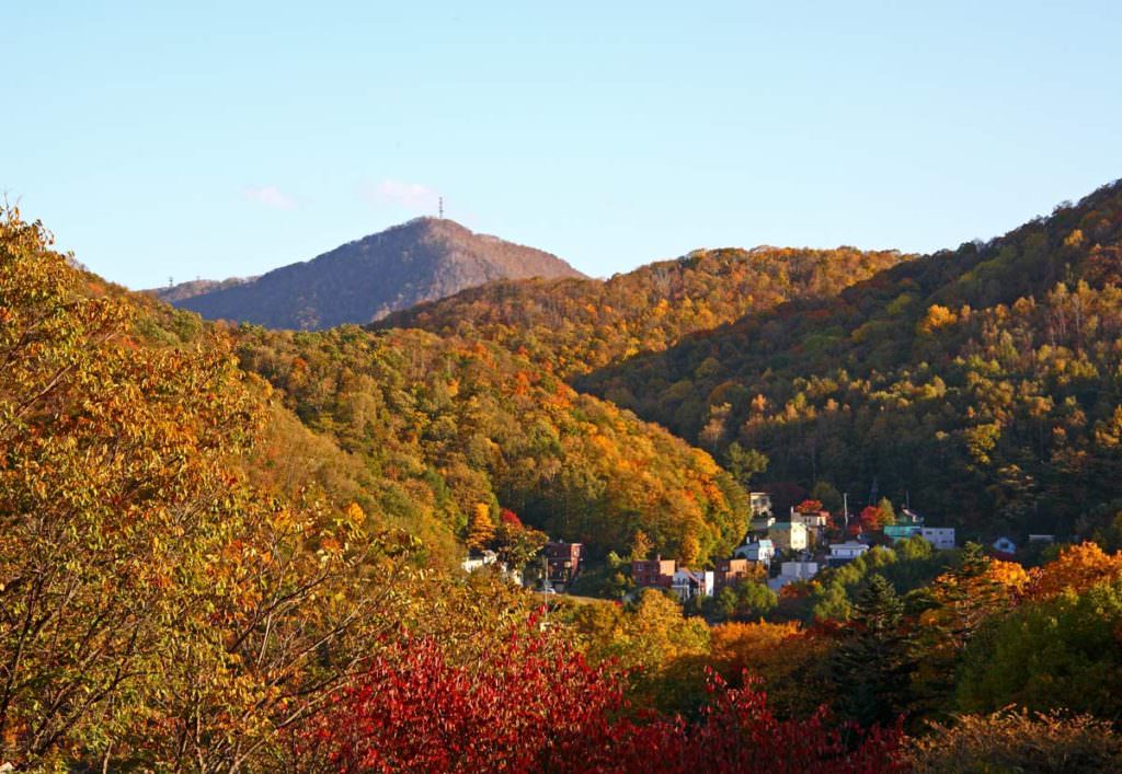 ภูเขาโมะอิวะ (MT.MOIWA) ในช่วงฤดูใบไม้เปลี่ยนสี
