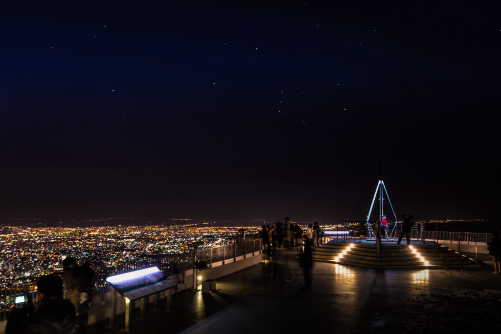 หอระฆังเงิน (Lover’s Sanctuary) ตั้งเด่นเป็นสง่า ข้างกันมีราวเหล็กคล้องแม่กุญแจอยู่เต็ม