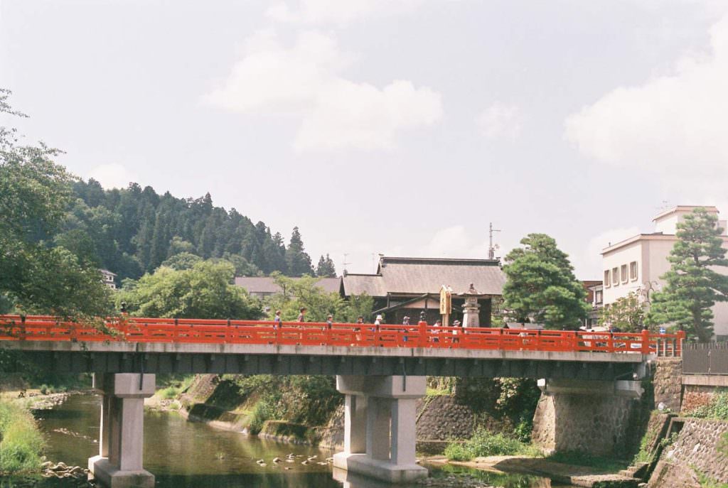 สะพานนะกะบะชิ (Nakabashi Bridge) สีแดงสด