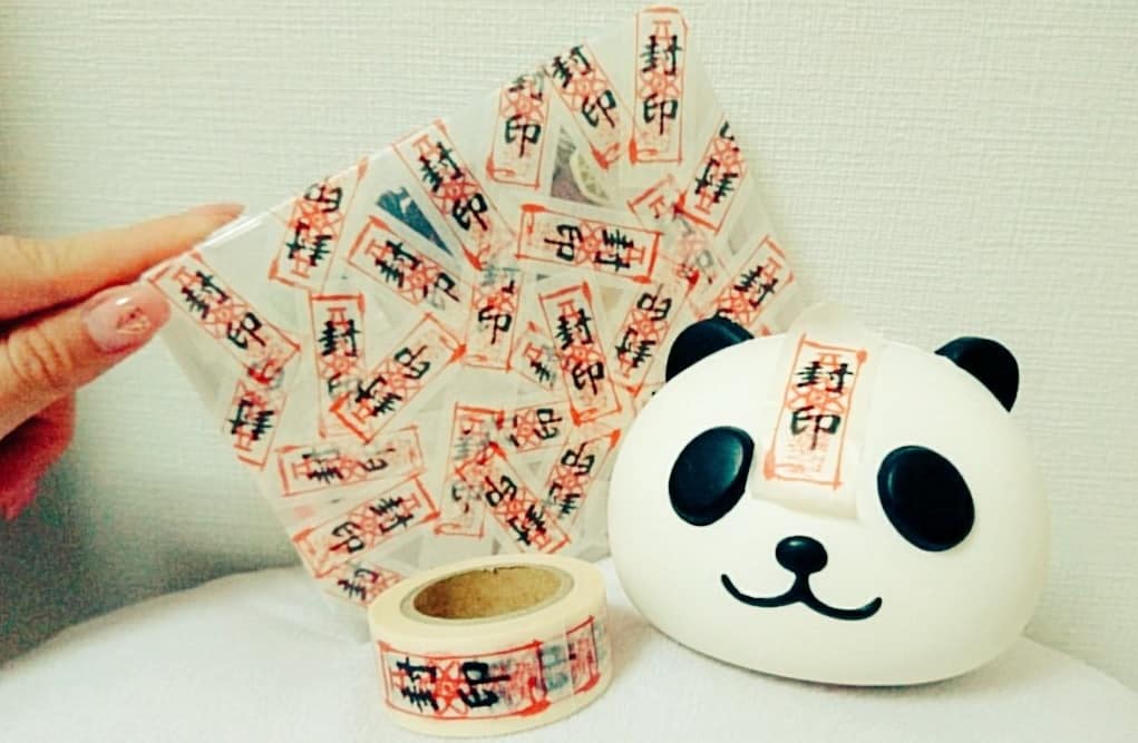 ส่วนทาง Qeromalion นำเสนอ Masking Tape พิมพ์เป็นลายยันต์ปิดผนึกสิ่งชั่วร้าย