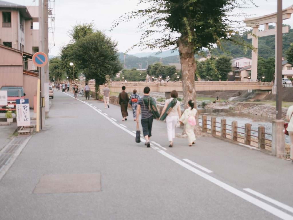 เดินเลียบแม่น้ำมิยะ (Miyagawa) เพื่อไปยังงานเทศกาลฮะนะบิ (Hanabi Festival)