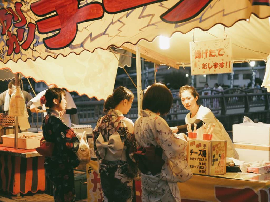 คนญี่ปุ่นใส่ชุดยูกะตะมาเดินเที่ยวงานเทศกาลฮะนะบิ (Hanabi Festival)